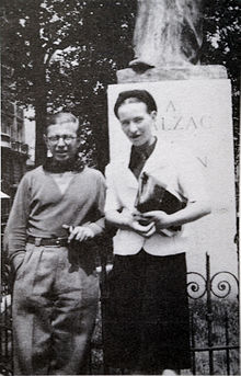 220px-sartre_and_de_beauvoir_at_balzac_memorial